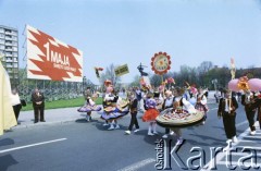 1.05.1987, Warszawa, Polska.
Pochód pierwszomajowy na placu Teatralnym, na zdjęciu zespół folklorystyczny Zakładowego Domu Kultury Ursus.
Fot. Edward Grochowicz, zbiory Ośrodka KARTA