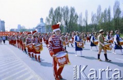 1.05.1987, Warszawa, Polska.
Pochód pierwszomajowy na placu Zwycięstwa (obecnie plac Piłsudskiego), na zdjęciu werbliści.
Fot. Edward Grochowicz, zbiory Ośrodka KARTA