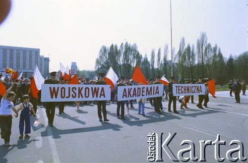 1.05.1987, Warszawa, Polska.
Pochód pierwszomajowy na placu Zwycięstwa (obecnie plac Piłsudskiego), na zdjęciu maszerują pracownicy Wojskowej Akademii Technicznej (WAT).
Fot. Edward Grochowicz, zbiory Ośrodka KARTA