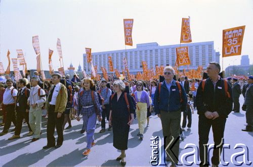 1.05.1987, Warszawa, Polska.
Pochód pierwszomajowy na placu Zwycięstwa (obecnie plac Piłsudskiego), na zdjęciu maszerują pracownicy Warszawskich Zakładów Kaletniczych NOMA.
Fot. Edward Grochowicz, zbiory Ośrodka KARTA