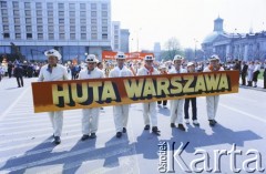 1.05.1987, Warszawa, Polska.
Pochód pierwszomajowy na placu Zwycięstwa (obecnie plac Piłsudskiego), na zdjęciu maszerują hutnicy z Huty Warszawa, w głębi Hotel Victoria.
Fot. Edward Grochowicz, zbiory Ośrodka KARTA