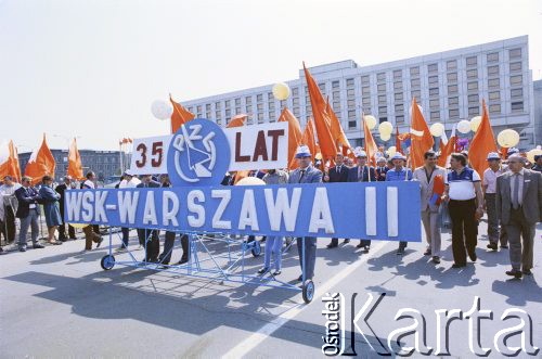 1.05.1987, Warszawa, Polska.
Pochód pierwszomajowy na placu Zwycięstwa (obecnie plac Piłsudskiego), na zdjęciu maszerują pracownicy Wytwórni Sprzętu Komunikacyjnego WSK Warszawa II, w głębi Hotel Victoria.
Fot. Edward Grochowicz, zbiory Ośrodka KARTA