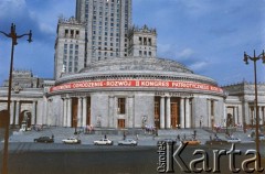 Maj 1987, Warszawa, Polska.
Dekoracja propagandowa na Sali Kongresowej z okazji II Kongresu Patriotycznego Frontu Odrodzenia Narodowego (PRON).
Fot. Edward Grochowicz, zbiory Ośrodka KARTA