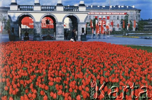 Maj 1987, Warszawa, Polska.
Grób Nieznanego Żołnierza na placu Zwycięstwa (obecnie plac Piłsudskiego).
Fot. Edward Grochowicz, zbiory Ośrodka KARTA