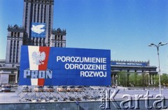 Maj 1987, Warszawa, Polska.
Dekoracja propagandowa na placu Defilad z okazji II Kongresu Patriotycznego Frontu Odrodzenia Narodowego (PRON).
Fot. Edward Grochowicz, zbiory Ośrodka KARTA