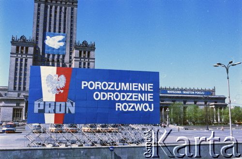 Maj 1987, Warszawa, Polska.
Dekoracja propagandowa na placu Defilad z okazji II Kongresu Patriotycznego Frontu Odrodzenia Narodowego (PRON).
Fot. Edward Grochowicz, zbiory Ośrodka KARTA