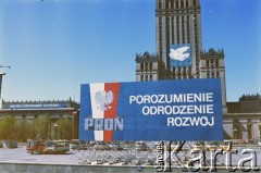 Maj 1987, Warszawa, Polska.
Dekoracja propagandowa na placu Defilad z okazji II Kongresu Patriotycznego Frontu Odrodzenia Narodowego (PRON).
Fot. Edward Grochowicz, zbiory Ośrodka KARTA