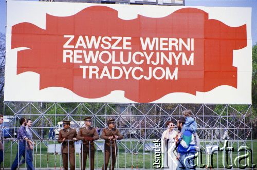 1.05.1988, Warszawa, Polska.
Obchody Święta Pracy, na zdjęciu dekoracja propagandowa na placu Teatralnym.
Fot. Edward Grochowicz, zbiory Ośrodka KARTA