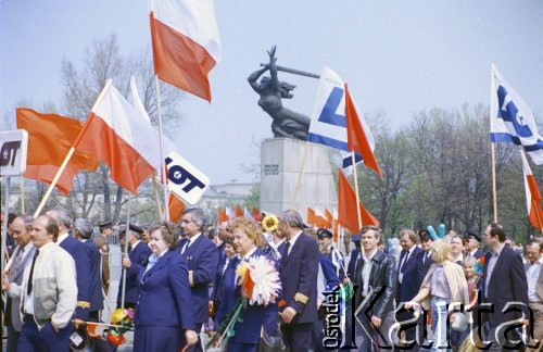 1.05.1988, Warszawa, Polska.
Pochód pierwszomajowy na placu Teatralnym, w głębi Pomnik Bohaterów Warszawy (Warszawska Nike). Na zdjęciu maszerują pracownicy Polskich Linii Lotniczych LOT.
Fot. Edward Grochowicz, zbiory Ośrodka KARTA