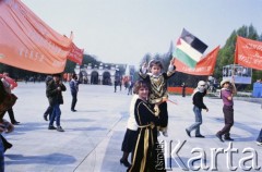 1.05.1988, Warszawa, Polska.
Pochód pierwszomajowy na placu Zwycięstwa (obecnie plac Piłsudskiego), na zdjęciu studenci palestyńscy. W głębi Grób Nieznanego Żołnierza.
Fot. Edward Grochowicz, zbiory Ośrodka KARTA