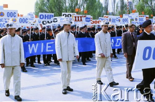 1.05.1988, Warszawa, Polska.
Pochód pierwszomajowy na placu Zwycięstwa (obecnie plac Piłsudskiego), na zdjęciu hutnicy Huty Warszawa, dalej junacy Ochotniczych Hufców Pracy (OHP).
Fot. Edward Grochowicz, zbiory Ośrodka KARTA