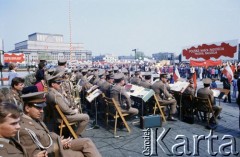 1.05.1988, Warszawa, Polska.
Pochód pierwszomajowy na placu Zwycięstwa (obecnie plac Piłsudskiego), na zdjęciu orkiestra wojskowa.
Fot. Edward Grochowicz, zbiory Ośrodka KARTA