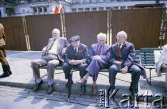 1.05.1988, Warszawa, Polska.
Obchody Święta Pracy, na zdjęciu starsi wiekiem uczestnicy pochodu odpoczywają na ławce na placu Teatralnym.
Fot. Edward Grochowicz, zbiory Ośrodka KARTA