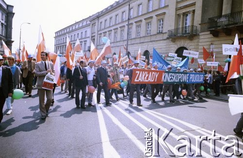 1.05.1988, Warszawa, Polska.
Pochód pierwszomajowy na ulicy Wierzbowej, na zdjęciu maszerują pracownicy Zakładów Kineskopowych Polkolor.
Fot. Edward Grochowicz, zbiory Ośrodka KARTA