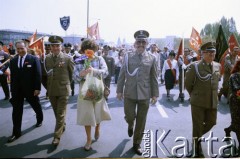 1.05.1988, Warszawa, Polska.
Pochód pierwszomajowy na placu Zwycięstwa (obecnie plac Piłsudskiego), na zdjęciu maszerują wojskowi.
Fot. Edward Grochowicz, zbiory Ośrodka KARTA