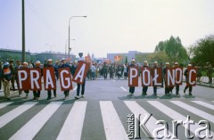 1.05.1988, Warszawa, Polska.
Pochód pierwszomajowy na placu Zwycięstwa (obecnie plac Piłsudskiego), na zdjęciu maszerują mieszkańcy dzielnicy Praga Północ.
Fot. Edward Grochowicz, zbiory Ośrodka KARTA