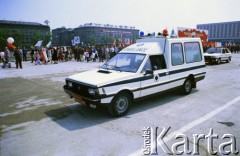 1.05.1988, Warszawa, Polska.
Pochód pierwszomajowy na placu Zwycięstwa (obecnie plac Piłsudskiego), na zdjęciu samochód Polonez z Fabryki Samochodów Osobowych na Żeraniu (wersja ambulansu).
Fot. Edward Grochowicz, zbiory Ośrodka KARTA