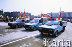 1.05.1988, Warszawa, Polska.
Pochód pierwszomajowy na placu Zwycięstwa (obecnie plac Piłsudskiego), na zdjęciu samochody Polonez z Fabryki Samochodów Osobowych na Żeraniu.
Fot. Edward Grochowicz, zbiory Ośrodka KARTA