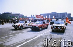 1.05.1988, Warszawa, Polska.
Pochód pierwszomajowy na placu Zwycięstwa (obecnie plac Piłsudskiego), na zdjęciu samochody Polonez z Fabryki Samochodów Osobowych na Żeraniu.
Fot. Edward Grochowicz, zbiory Ośrodka KARTA