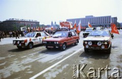 1.05.1988, Warszawa, Polska.
Pochód pierwszomajowy na placu Zwycięstwa (obecnie plac Piłsudskiego), na zdjęciu samochody Polonez z Fabryki Samochodów Osobowych na Żeraniu.
Fot. Edward Grochowicz, zbiory Ośrodka KARTA