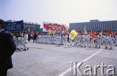 1.05.1988, Warszawa, Polska.
Pochód pierwszomajowy na placu Zwycięstwa (obecnie plac Piłsudskiego), na zdjęciu maszerują pracownicy Fabryki Samochodów Osobowych na Żeraniu.
Fot. Edward Grochowicz, zbiory Ośrodka KARTA