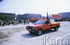 1.05.1988, Warszawa, Polska.
Pochód pierwszomajowy na placu Zwycięstwa (obecnie plac Piłsudskiego), na zdjęciu samochód Polonez z Fabryki Samochodów Osobowych na Żeraniu (wersja dla rolników z napędem na cztery koła).
Fot. Edward Grochowicz, zbiory Ośrodka KARTA