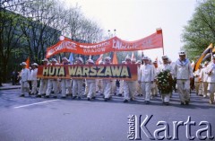 1.05.1988, Warszawa, Polska.
Pochód pierwszomajowy na ulicy Królewskiej, na zdjęciu maszerują hutnicy z Huty Warszawa.
Fot. Edward Grochowicz, zbiory Ośrodka KARTA