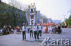 1.05.1988, Warszawa, Polska.
Pochód pierwszomajowy na ulicy Królewskiej, na zdjęciu maszerują studenci Akademii Wychowania Fizycznego (AWF).
Fot. Edward Grochowicz, zbiory Ośrodka KARTA