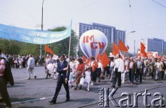 1.05.1988, Warszawa, Polska.
Pochód pierwszomajowy na ulicy Marszałkowskiej, na zdjęciu maszerują pracownicy Instytutu Meteorologii i Gospodarki Wodnej (IMGW).
Fot. Edward Grochowicz, zbiory Ośrodka KARTA