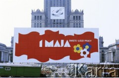 1.05.1988, Warszawa, Polska.
Obchody Święta Pracy, na zdjęciu dekoracja okolicznościowa na placu Defilad, w głębi Pałac Kultury i Nauki.
Fot. Edward Grochowicz, zbiory Ośrodka KARTA