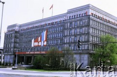 1.05.1988, Warszawa, Polska.
Obchody Święta Pracy, na zdjęciu dekoracja okolicznościowa na gmachu Komitetu Centralnego PZPR.
Fot. Edward Grochowicz, zbiory Ośrodka KARTA