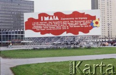 1.05.1988, Warszawa, Polska.
Obchody Święta Pracy, na zdjęciu dekoracja okolicznościowa na placu Defilad, w głębi Rotunda PKO i Hotel Forum.
Fot. Edward Grochowicz, zbiory Ośrodka KARTA