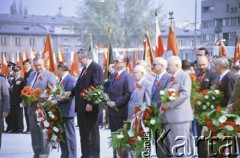 1.05.1988, Warszawa, Polska.
Obchody Święta Pracy - delegacja władz partyjnych i państwowych składa kwiaty na Grobie Nieznanego Żołnierza na placu Zwycięstwa (obecnie plac Piłsudskiego), w środku Wojciech Jaruzelski.
Fot. Edward Grochowicz, zbiory Ośrodka KARTA