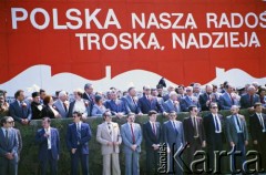 1.05.1988, Warszawa, Polska.
Pochód pierwszomajowy na placu Zwycięstwa (obecnie plac Piłsudskiego), na zdjęciu przedstawiciele władz partyjnych i państwowych na trybunie honorowej, w centrum Wojciech Jaruzelski.
Fot. Edward Grochowicz, zbiory Ośrodka KARTA