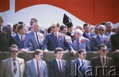 1.05.1988, Warszawa, Polska.
Pochód pierwszomajowy na placu Zwycięstwa (obecnie plac Piłsudskiego), na zdjęciu przedstawiciele władz partyjnych i państwowych na trybunie honorowej, w centrum Wojciech Jaruzelski, na prawo Henryk Jabłoński.
Fot. Edward Grochowicz, zbiory Ośrodka KARTA