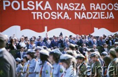 1.05.1988, Warszawa, Polska.
Pochód pierwszomajowy na placu Zwycięstwa (obecnie plac Piłsudskiego), na zdjęciu harcerze, w głębi trybuna honorowa.
Fot. Edward Grochowicz, zbiory Ośrodka KARTA