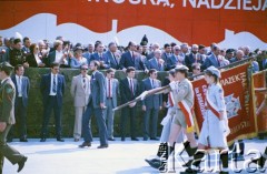 1.05.1988, Warszawa, Polska.
Pochód pierwszomajowy na placu Zwycięstwa (obecnie plac Piłsudskiego), na zdjęciu harcerze, w głębi trybuna honorowa.
Fot. Edward Grochowicz, zbiory Ośrodka KARTA