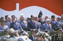 1.05.1988, Warszawa, Polska.
Pochód pierwszomajowy na placu Zwycięstwa (obecnie plac Piłsudskiego), na zdjęciu przedstawiciele władz partyjnych i państwowych na trybunie honorowej, w centrum Wojciech Jaruzelski, 2. z prawej Henryk Jabłoński.
Fot. Edward Grochowicz, zbiory Ośrodka KARTA