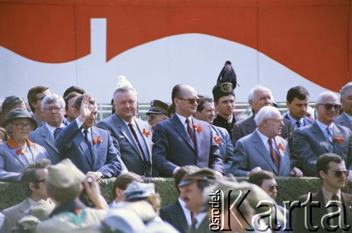 1.05.1988, Warszawa, Polska.
Pochód pierwszomajowy na placu Zwycięstwa (obecnie plac Piłsudskiego), na zdjęciu przedstawiciele władz partyjnych i państwowych na trybunie honorowej, w centrum Wojciech Jaruzelski, 2. z prawej Henryk Jabłoński.
Fot. Edward Grochowicz, zbiory Ośrodka KARTA