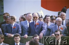 1.05.1988, Warszawa, Polska.
Pochód pierwszomajowy na placu Zwycięstwa (obecnie plac Piłsudskiego), na zdjęciu przedstawiciele władz partyjnych i państwowych na trybunie honorowej, w centrum Wojciech Jaruzelski, z prawej Henryk Jabłoński.
Fot. Edward Grochowicz, zbiory Ośrodka KARTA