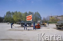 1.05.1988, Warszawa, Polska.
Pochód pierwszomajowy na placu Zwycięstwa (obecnie plac Piłsudskiego), na zdjęciu żołnierze sprzątają plac.
Fot. Edward Grochowicz, zbiory Ośrodka KARTA