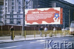 1.05.1988, Warszawa, Polska.
Obchody Święta Pracy, na zdjęciu dekoracja okolicznościowa na placu Konstytucji.
Fot. Edward Grochowicz, zbiory Ośrodka KARTA