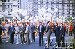 1.05.1988, Warszawa, Polska.
Pochód pierwszomajowy na ulicy Grzybowskiej, na pierwszym planie funkcjonariusze ochrony.
Fot. Edward Grochowicz, zbiory Ośrodka KARTA