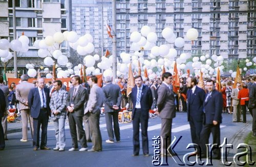 1.05.1988, Warszawa, Polska.
Pochód pierwszomajowy na ulicy Grzybowskiej, na pierwszym planie funkcjonariusze ochrony.
Fot. Edward Grochowicz, zbiory Ośrodka KARTA