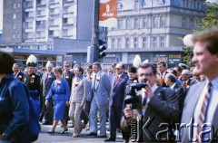 1.05.1988, Warszawa, Polska.
Pochód pierwszomajowy na skrzyżowaniu ulicy Marszałkowskiej z Grzybowską i Królewską, na zdjęciu m.in. Wojciech Jaruzelski (w środku), za nim prof. Zbigniew Religa.
Fot. Edward Grochowicz, zbiory Ośrodka KARTA