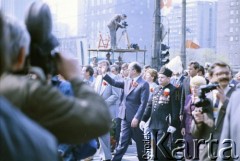 1.05.1988, Warszawa, Polska.
Pochód pierwszomajowy na skrzyżowaniu ulicy Marszałkowskiej z Grzybowską i Królewską, na zdjęciu m.in. Wojciech Jaruzelski, obok prof. Zbigniew Religa.
Fot. Edward Grochowicz, zbiory Ośrodka KARTA