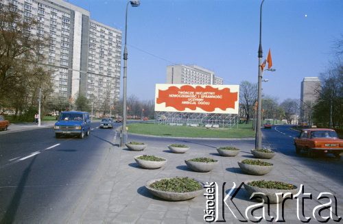 1.05.1988, Warszawa, Polska.
Obchody Święta Pracy, na zdjęciu dekoracja okolicznościowa na ulicy Marszałkowskiej.
Fot. Edward Grochowicz, zbiory Ośrodka KARTA