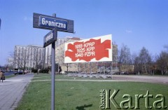 1.05.1988, Warszawa, Polska.
Obchody Święta Pracy, na zdjęciu dekoracja okolicznościowa przy ulicy Grzybowskiej.
Fot. Edward Grochowicz, zbiory Ośrodka KARTA