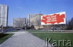 1.05.1988, Warszawa, Polska.
Obchody Święta Pracy, na zdjęciu dekoracja okolicznościowa przy ulicy Grzybowskiej.
Fot. Edward Grochowicz, zbiory Ośrodka KARTA