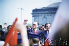 1.05.1988, Warszawa, Polska.
Pochód pierwszomajowy na placu Zwycięstwa (obecnie plac Piłsudskiego), na zdjęciu przedstawiciele władz partyjnych i państwowych na trybunie honorowej, w środku Wojciech Jaruzelski.
Fot. Edward Grochowicz, zbiory Ośrodka KARTA